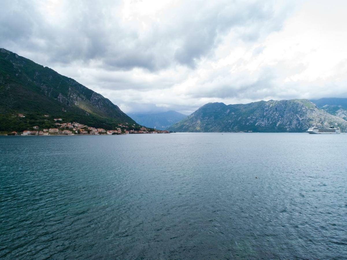 Apartments Beachfront Kotor Exterior photo